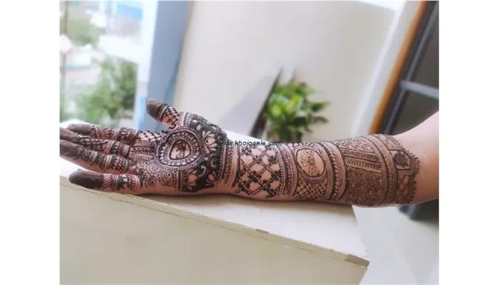 Aarvika Mehndi Artist